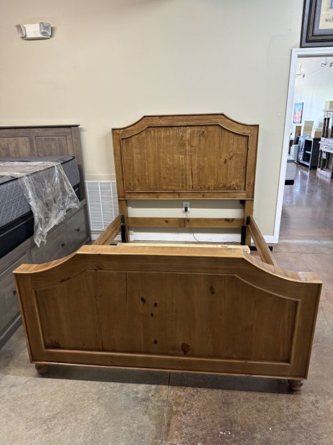Picture of NATURAL CHARLESTON QUEEN BED - MD1622